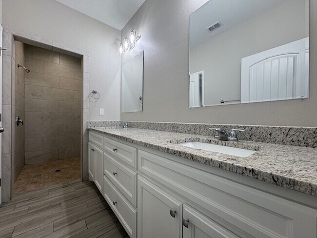 Building Photo - DCR602