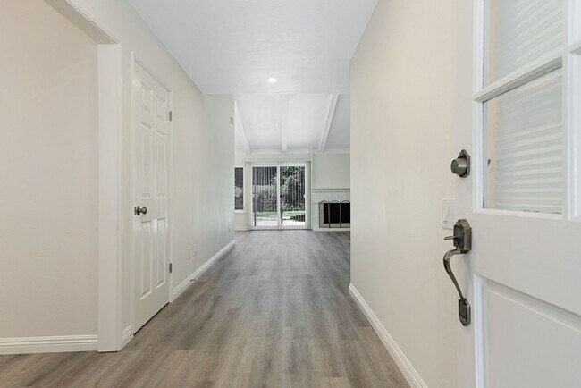 Building Photo - Beautiful & Large Home in Quiet Gatewood Hills - Private Backyard - 2-Car Garage
