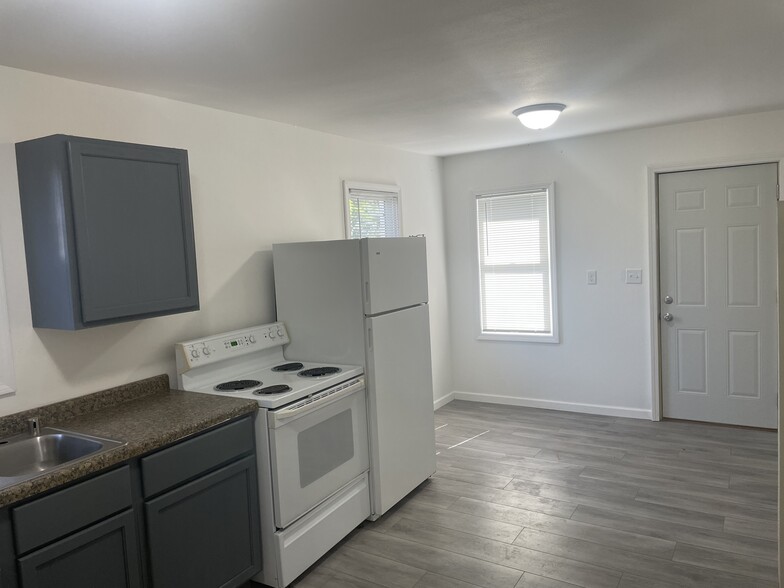 Kitchen and eat in kitchen area - 315 Rose St