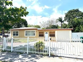 Building Photo - 465 NE 157th Ter
