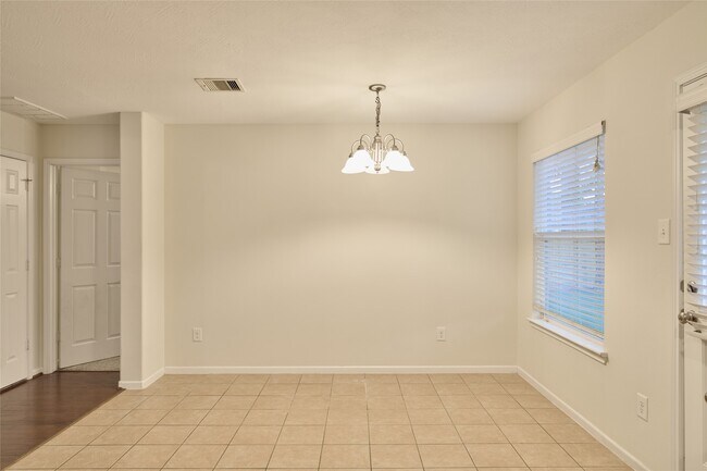 Building Photo - 12515 Lakeshore Dr