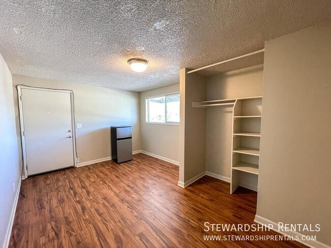 Building Photo - Cute efficiency studio close to campus!