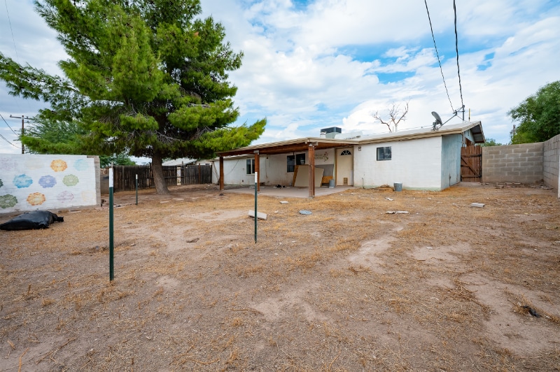 Building Photo - 3233 N El Tovar Ave
