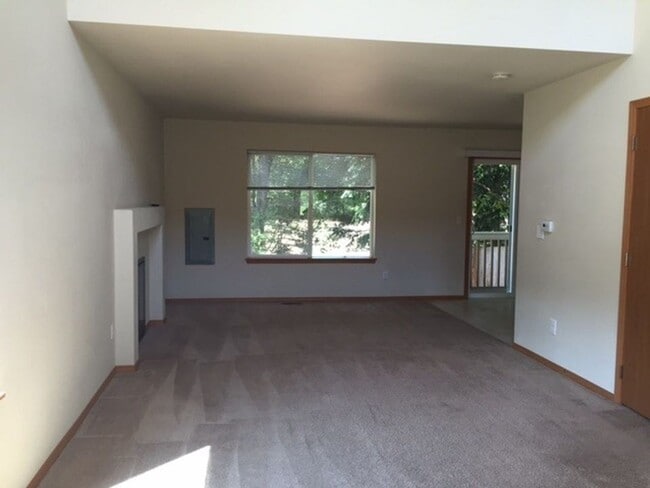 Building Photo - **$200 MOVE IN CREDIT if move in occurs pr...