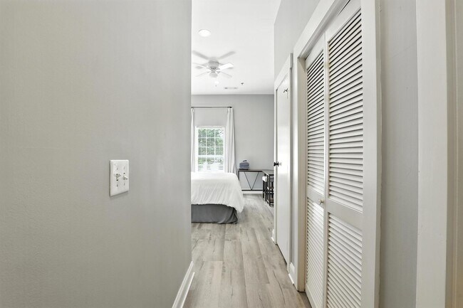 Building Photo - North Thomas 472-492