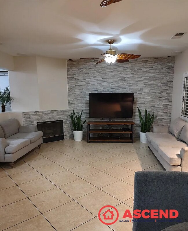 Building Photo - Spacious 5 Bed / 2 Bath Home Near Riverlakes Golf Course!