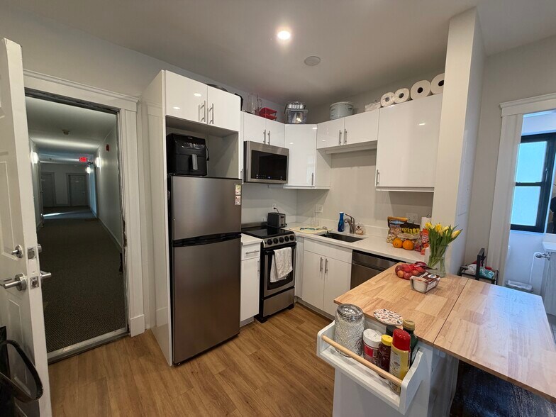 Building Photo - 843 Beacon St