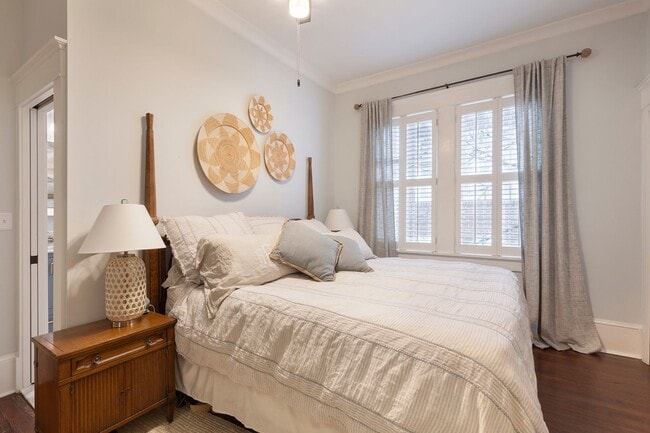 Building Photo - Timeless 3/2 in the Heart of Midtown by Piedmont Park!