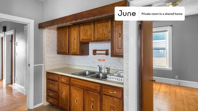 Building Photo - Room in Shared 5 bed/1 bath home