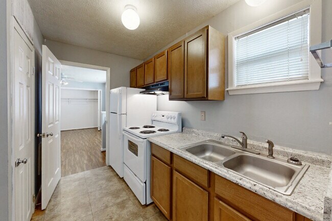 Building Photo - Efficiency unit close to campus