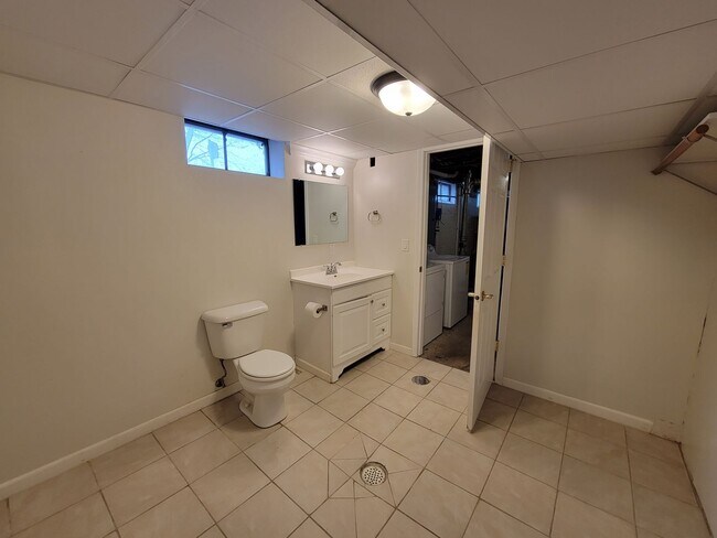 Building Photo - 4 Bed 2 Bath house for Rent!