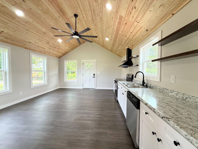 Building Photo - In the heart of Fruithurst!!!