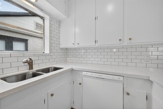 Building Photo - 2343 Wroxton Rd