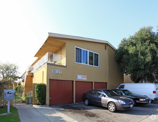 Building Photo - Hollypark Apartments