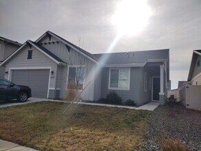 Building Photo - Beautiful 3 Bed 2 Bath Home with Community Pool: Available Now!!