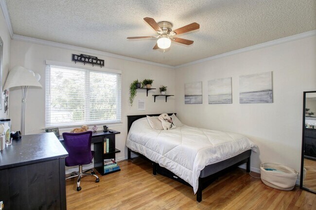 Building Photo - Great Central Davis 3 bedroom 2 bath home