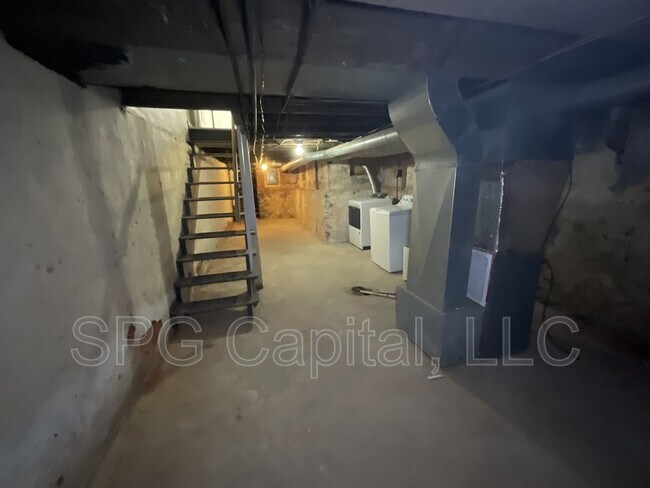 Building Photo - 722 W Mason Ave