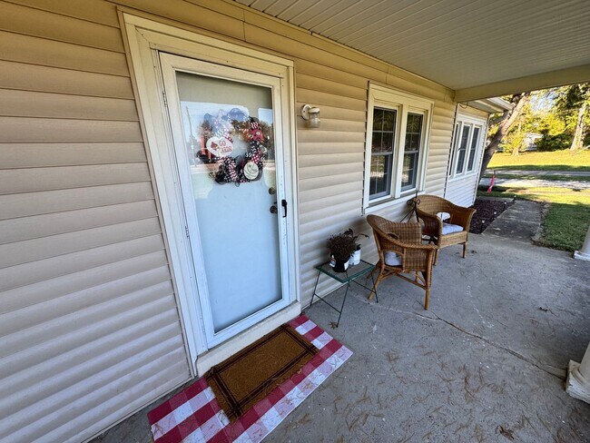 Building Photo - 3 Bed/2 Bath Single Fmaily Home