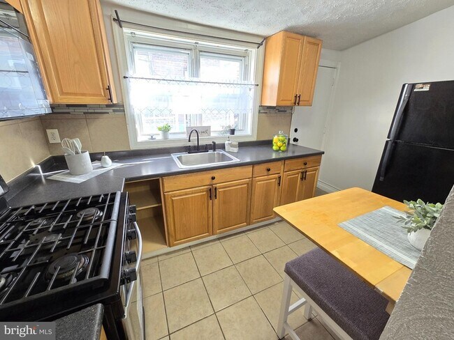 Building Photo - 3151 Pennock St