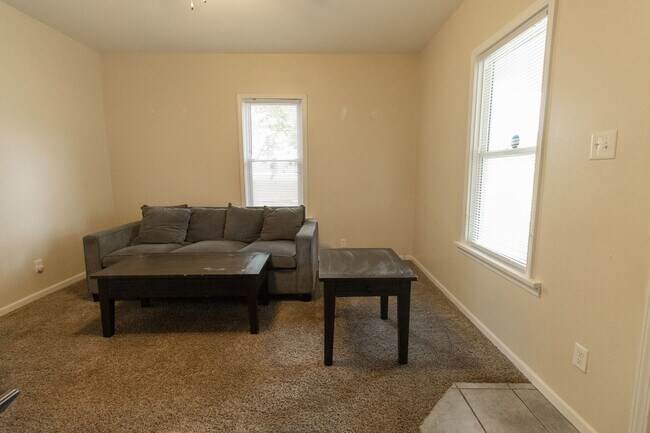 Building Photo - 2 Bed and 1 Bath House