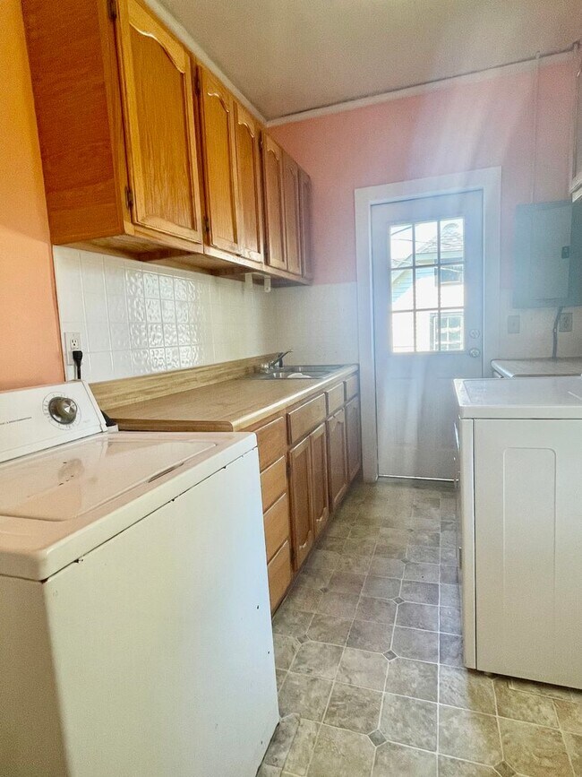 Building Photo - Spacious 3 Bed/2 Bath Home Minutes from Do...