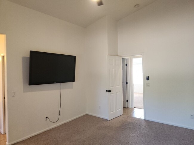 Building Photo - Amazing 2 bed + den / 2 baths in Stone Creek