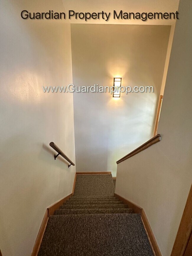 Building Photo - Linden Hills Main Upper Level  Duplex, Fenced Yard, 1 Car Garage, Dishwasher, Storage, Laundry