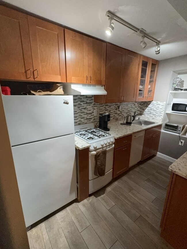 Building Photo - $250 Off Rent!!! Cozy & Spacious 1BR/1BA A...