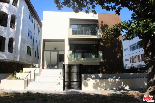 Building Photo - 322 S Swall Dr