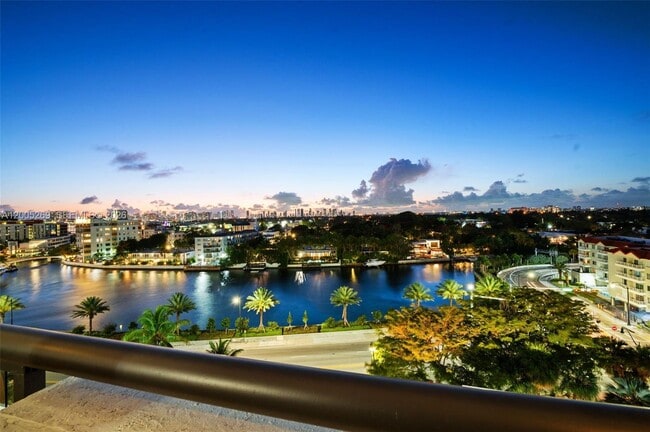 Building Photo - 2555 Collins Ave