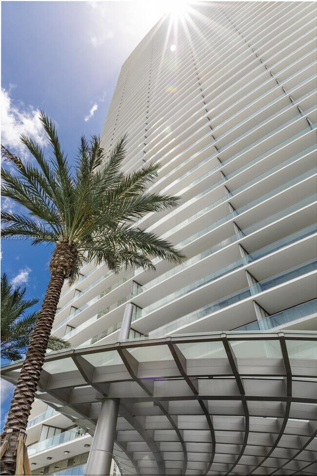 Building Photo - 18975 Collins Ave