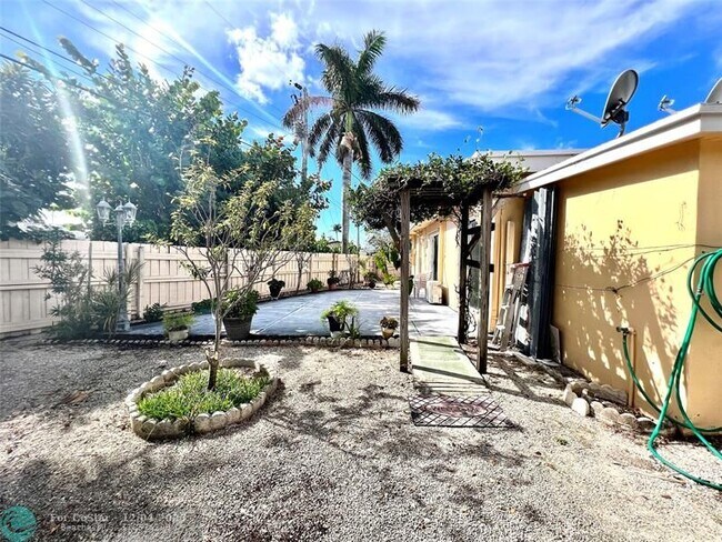 Building Photo - 1930 Windward Dr