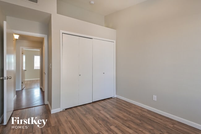 Building Photo - 9550 E Caldwell Dr