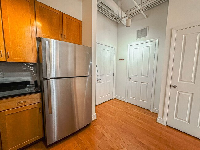Building Photo - Luxurious 2 Bed 2 Bath Condo In Station Sq...