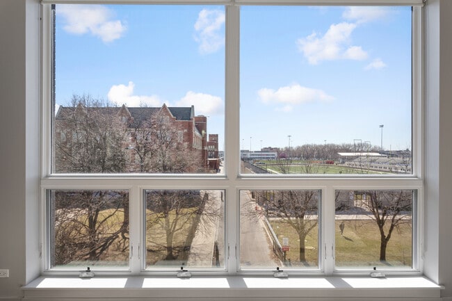 Building Photo - 2532 W Addison St