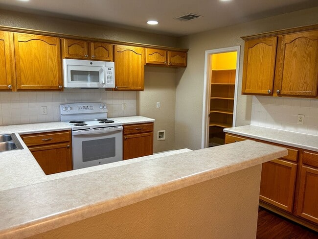 Building Photo - Rare 5 Bedroom in Crystal Knoll Georgetown