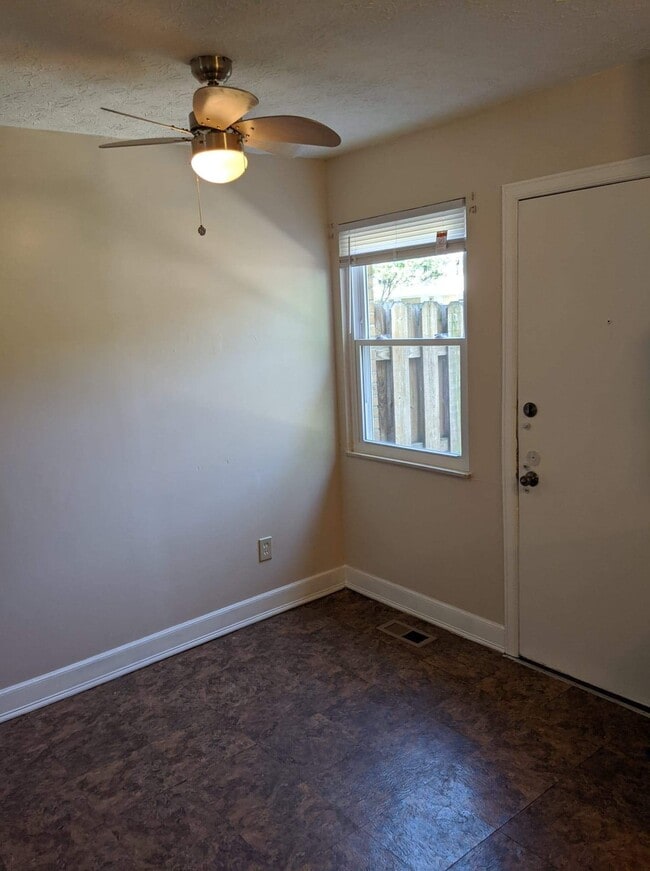 Building Photo - 2236 Laurelwood Dr