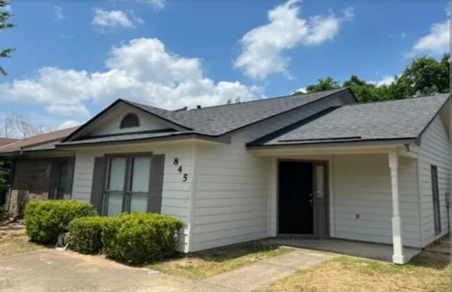 Building Photo - 3 Bedroom 2 Bath- back yard covered patio