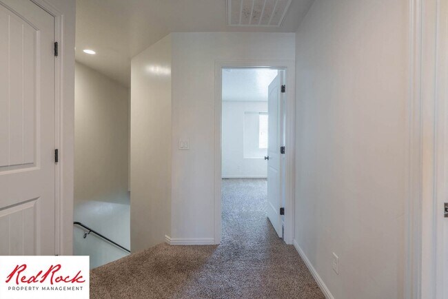 Building Photo - Pet Friendly! Spacious 4 Bedroom Townhome!