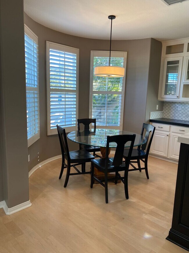 Building Photo - 5 Bed, 5 bath cul-de-sac Executive Home