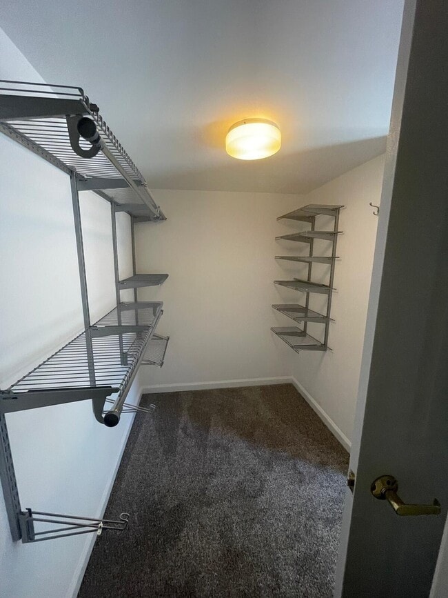 Building Photo - N17W26887 E Fieldhack Dr