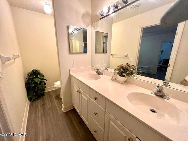 Building Photo - 129 Blue Heron Dr