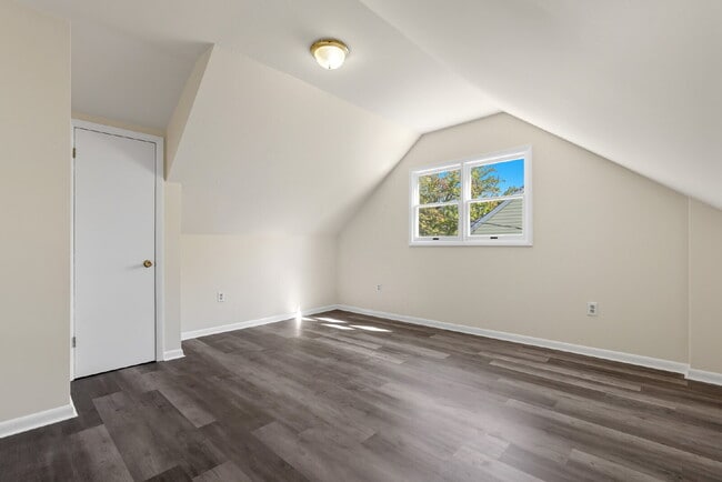 Building Photo - Affordable, Spacious AND Convenient Walk t...