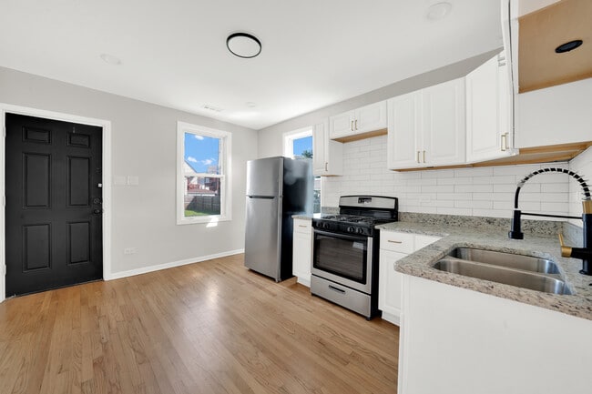 Building Photo - 714 W 48th Pl