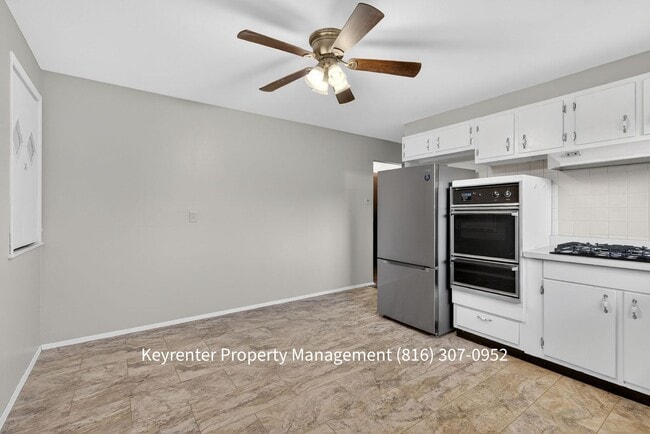 Building Photo - Spacious Florissant Home with Finished Basement & Bar