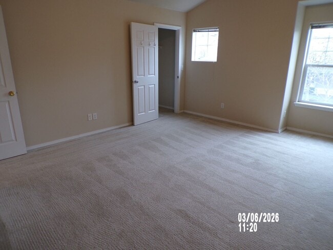 Building Photo - Newly remodeled Meadows Townhome