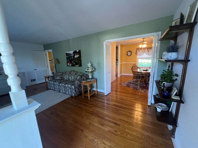 Building Photo - Lovely One Level House in SW Roanoke! 3 Bd...