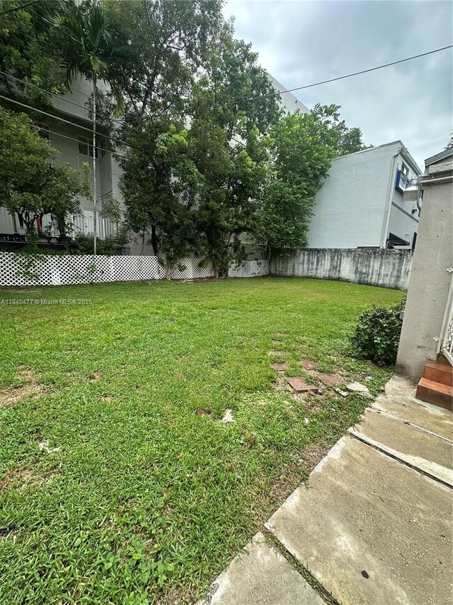 Building Photo - 711 SW 39th Ave