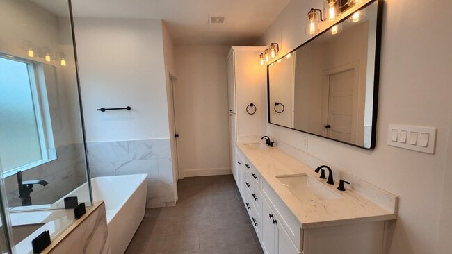 Building Photo - 126 Amundsen St