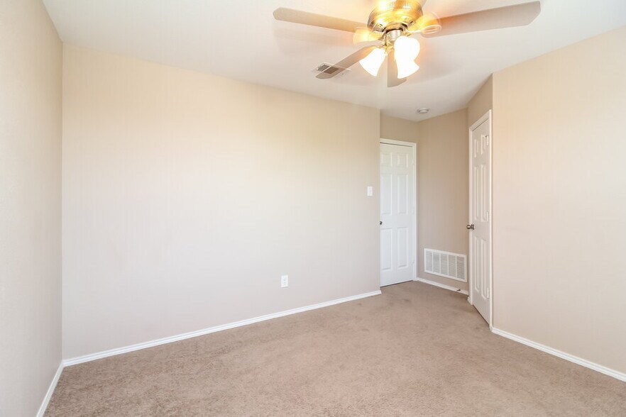 Building Photo - 698 Austin Ln